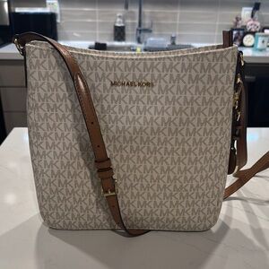 Michael Kors Beige Jet Set Travel LG Messenger Bag